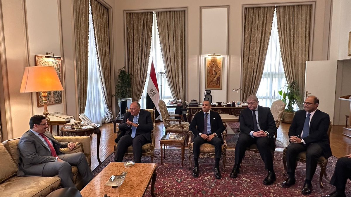 MfaEgypt's tweet photo. الوزير سامح شكري يستقبل السيد أحمد عوض بن مبارك وزير الخارجية وشئون المغتربين اليمني... مصر واليمن علاقات تاريخية راسخة بين البلدين والشعبين الشقيقين. @yemen_mofa 
@BinmubarakAhmed https://t.co/6ROz65bpqE