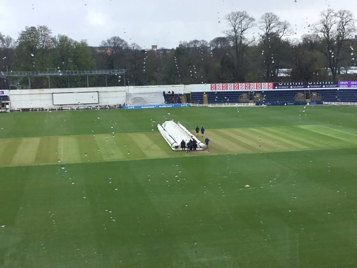 nickwebb2017's tweet photo. 🏏Violent cloud burst after 4 balls play, and the hover cover looks somewhat arthritic today… 
Should resume soon, Glos 0-0 🆚 Glam

#BBCCricket 

https://t.co/ts5rp4Vc6z https://t.co/PzT7ZlncbE