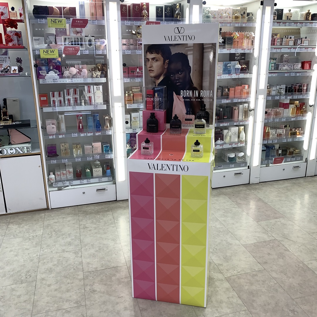 ColourationUK's tweet photo. ✨BORN IN ROMA✨
 @MaisonValentino @LOrealGroupe #BornInRoma Fragrance Collection.   With so many ways to be you, which one will you choose? 

#ValentinoBeauty #ManyWaysToBeYou #retaildisplays #pointofsale https://t.co/UM08yqcAiF