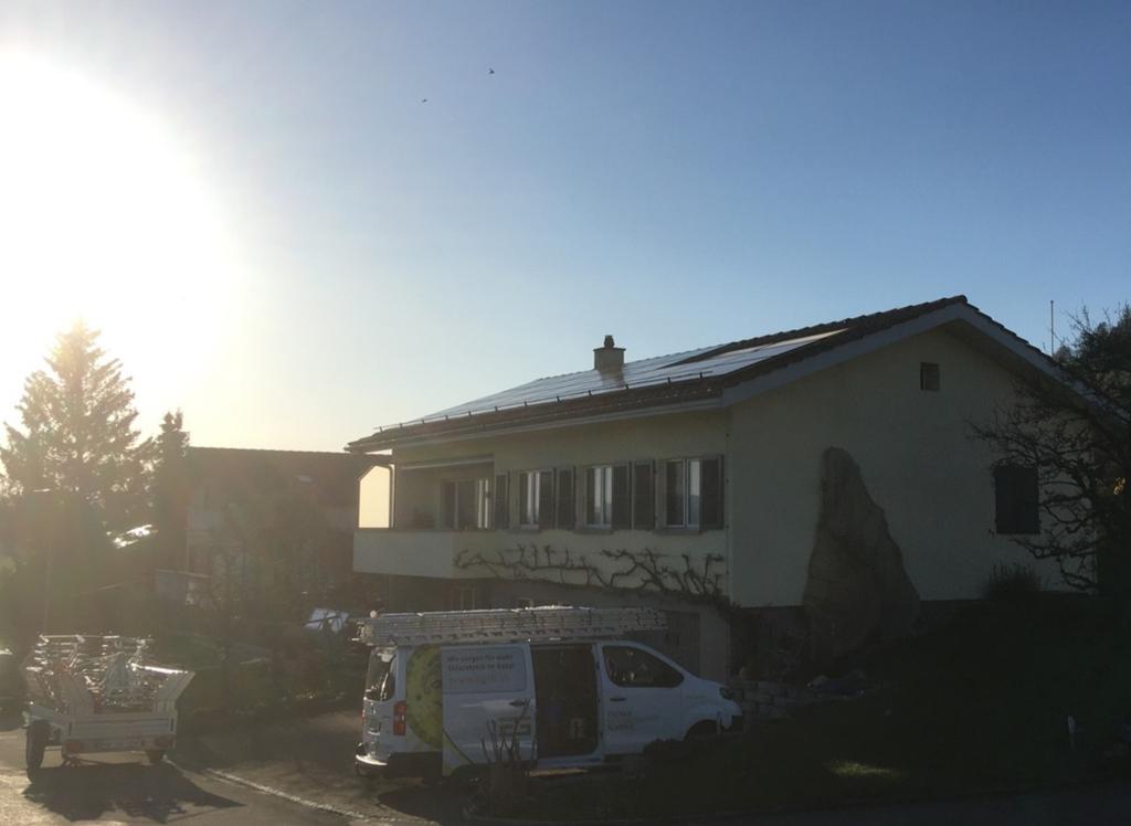 helionauten's tweet photo. #EGch Montage-Crew (Standort #Bern) grüsst aus #Biglen: #PV-Anlage mit 60 #Solarmodulen verspricht eine satte #Solarleistung von 24kWp. Das sind jährlich rund 24'000 kWh #Solarstrom ! #Energiewende #ES2050 unsere #Solarprofis bleiben dran! https://t.co/4bR3v9HYvB