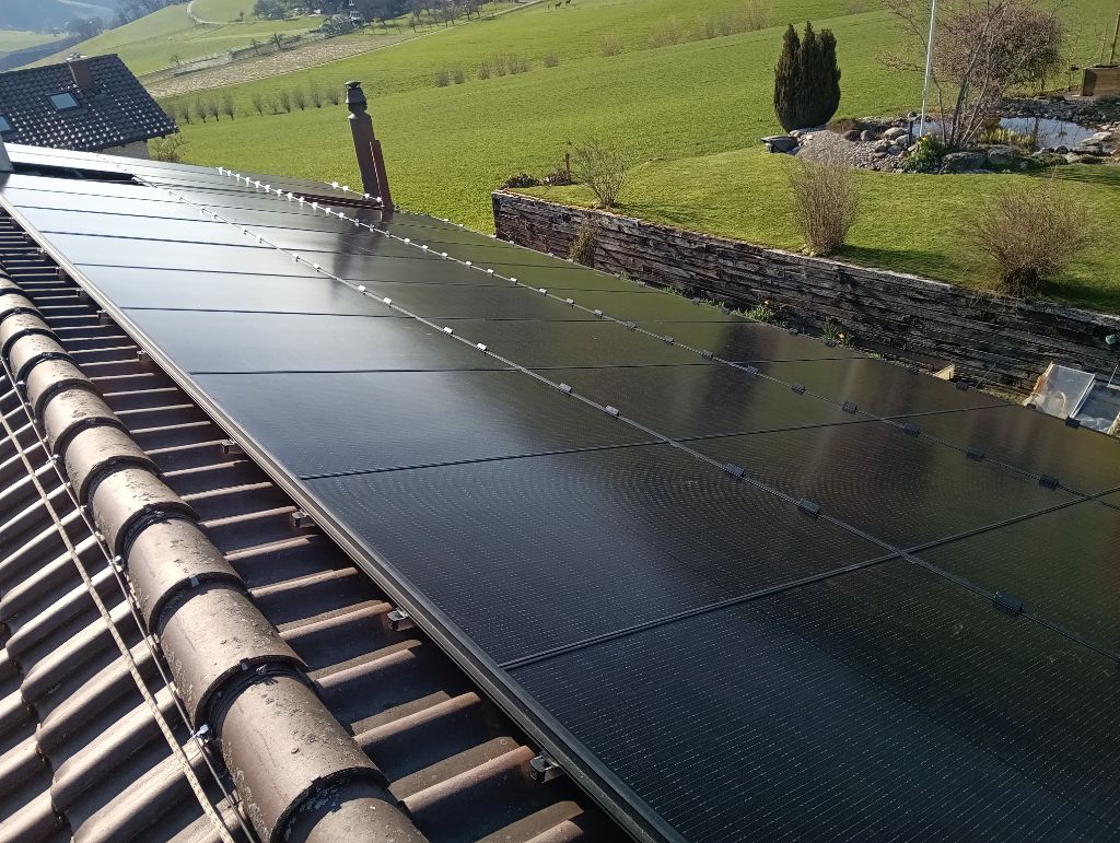 helionauten's tweet photo. #EGch Montage-Crew (Standort #Bern) grüsst aus #Biglen: #PV-Anlage mit 60 #Solarmodulen verspricht eine satte #Solarleistung von 24kWp. Das sind jährlich rund 24'000 kWh #Solarstrom ! #Energiewende #ES2050 unsere #Solarprofis bleiben dran! https://t.co/4bR3v9HYvB