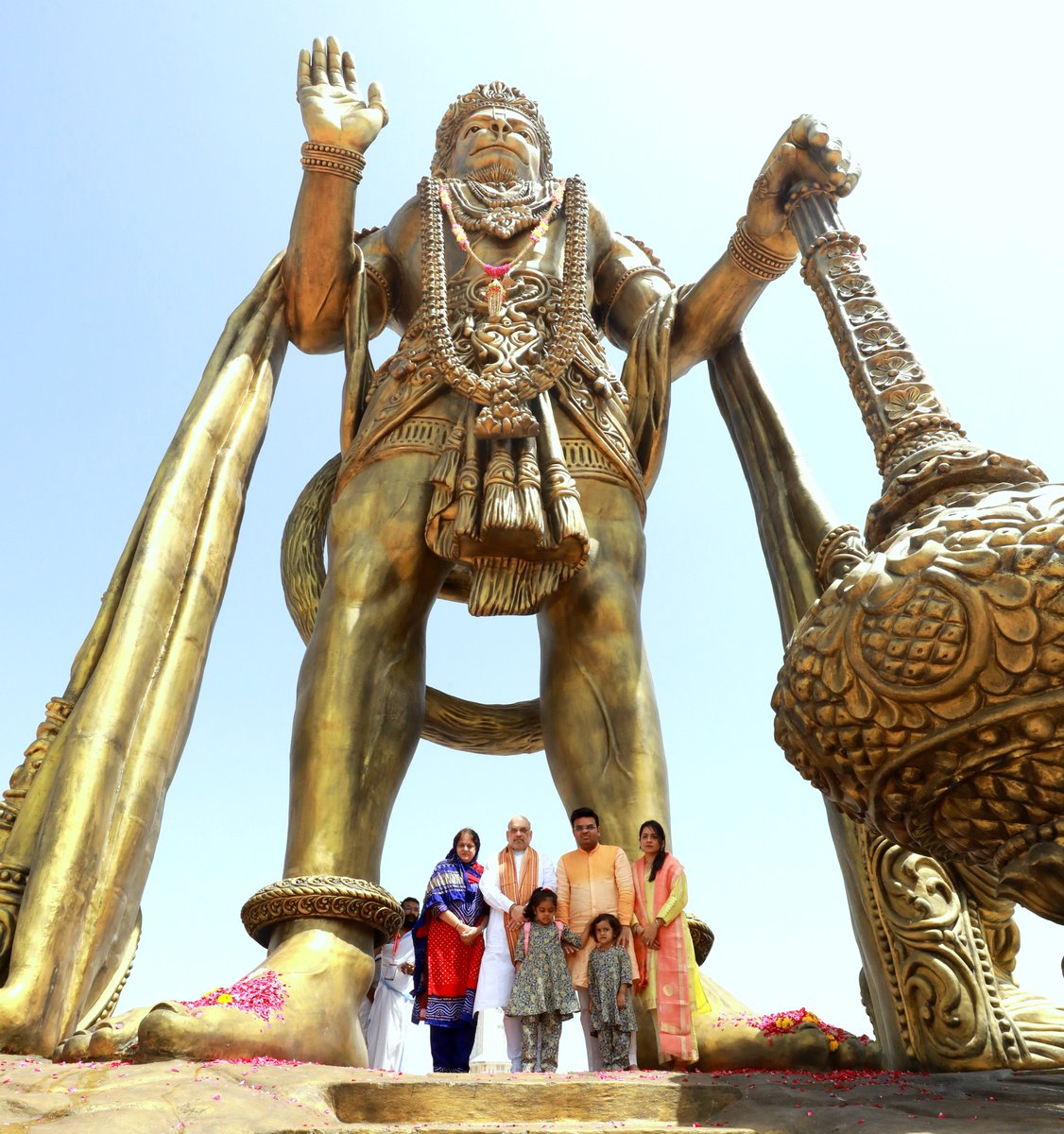 हनुमान जन्मोत्सव के पावन पर्व पर गुजरात के सालंगपुर में श्री कष्टभंजन देव मंदिर के समीप हनुमान जी की 54 फीट ऊँची प्रतिमा का अनावरण किया।

पंचधातु से निर्मित यह भव्य प्रतिमा भारतीय शिल्पकला का अद्भुत उदाहरण है, जो यहाँ आने वाले श्रद्धालुओं के लिए श्रद्धा व दर्शन का केन्द्र बनेगी।