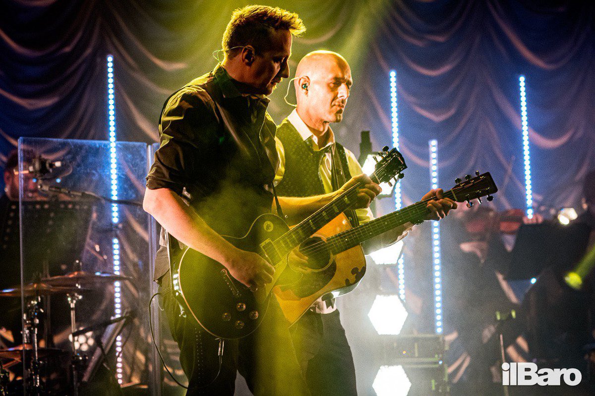 rockmoda's tweet image. Milano, è sempre bello tornare! ✨
Ci vediamo anche stasera al Teatro Arcimboldi per una serata piena di musica ed emozioni ❤️🍀

 📸 
#Modà #ModàLive #ModàeOrchestra #Modà20 #Gioia10 #Romantici @officialFandP