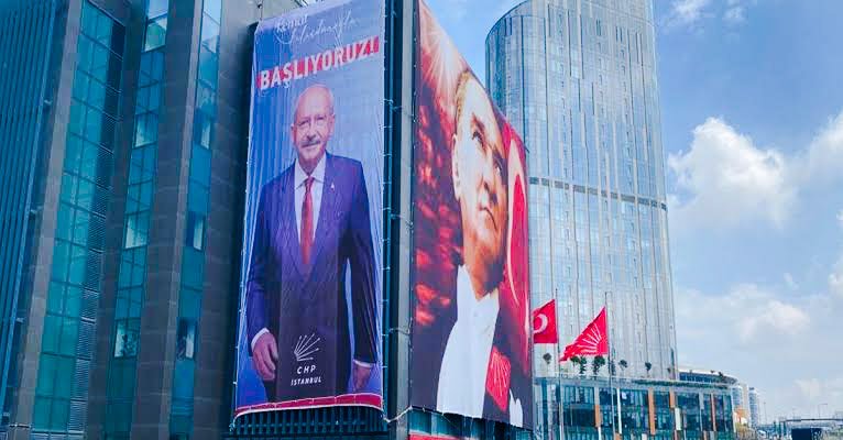 FATMASBELSALI1's tweet photo. Zaman daraldıkça her saldırıda boş kovanlar gibi içinizin de ne kadar boş ve karanlık olduğunu göstere göstere yıllardır olduğu gibi devam edebileceğinizi düşünüyorsunuz.Bitti, buraya kadar! CHP İstanbul İl Başkanlığı'na yapılan saldırıyı kınıyorum. #chpistanbulilbaşkanlığı https://t.co/63kcv71JnM