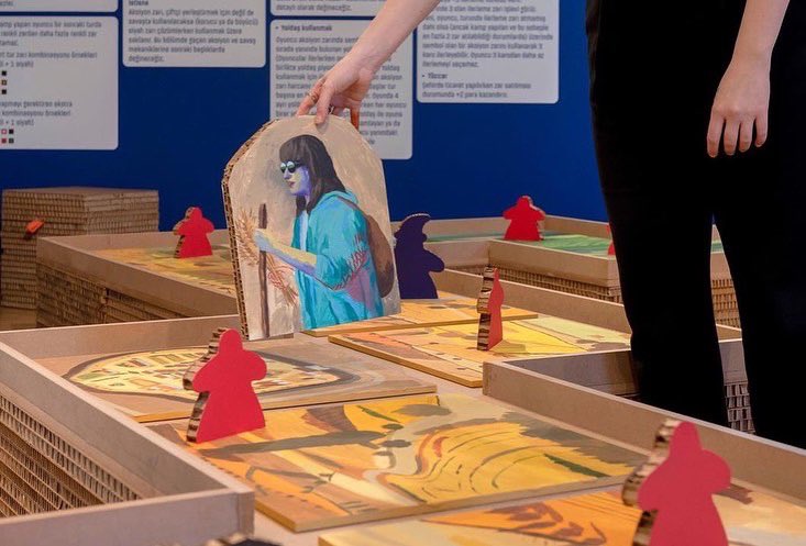 SpotProjects's tweet photo. 🌟Haftanın Sergisi🌟Koleksiyoner Zeynep ve Can Kendi tarafından kâr amacı gütmeyen bir sanat mekânı olarak tasarlanan KENDİ, 6 Mayıs'a kadar, ağırlıkla üretimlerinde spor ve oyun kavramları üzerine çalışan Ecem Yüksel ve Burak Ata’nın "Oyun serbest!" başlıklı sergisini ağırlıyor. https://t.co/4puL4GUnvb