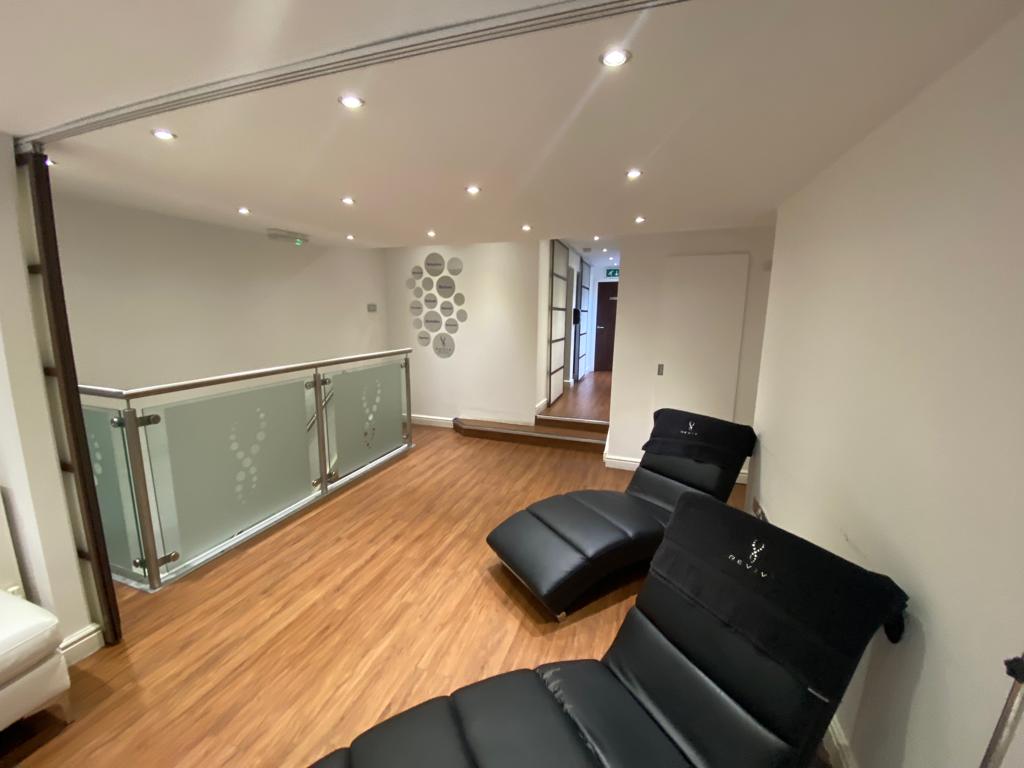 willsillprop's tweet image. To Let - 8 King Street, Knutsford. To Ground and first floor self contained space - ideal for retail, office, healthcare or beauty use - 978 sq ft. For further details visit 
bit.ly/43d8EzQ
#retail #shoptorent #commercialpropertyforlease