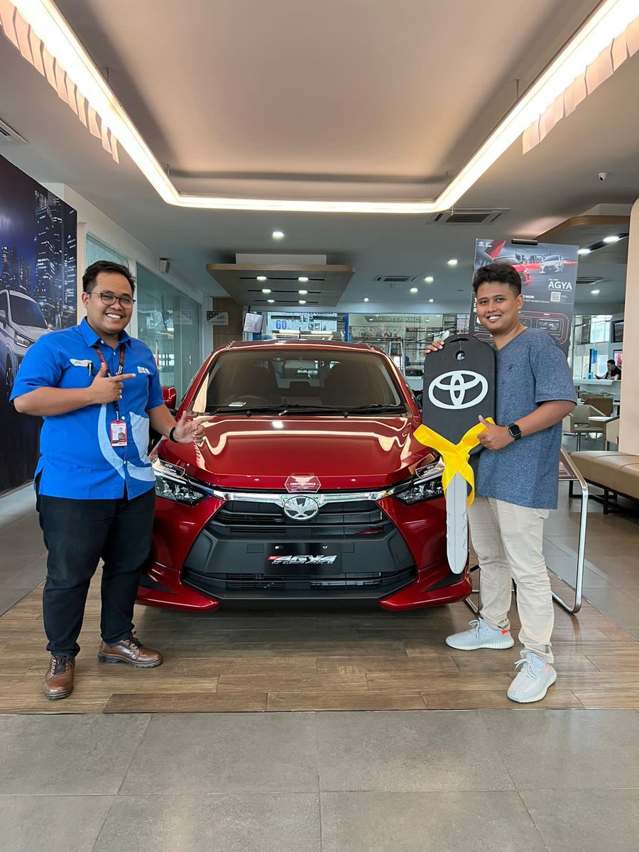 ShopeeID's tweet photo. Hari ini, 6 April 2023, Shopee bertemu dengan Kurniawan Eko, satu dari lima pengguna yang beruntung membeli Toyota Agya dengan harga Rp 1. 
Berawal dari iseng, 4 April 2023 Eko mencoba peruntungannya dengan mengikuti promo Flash Sale Akbar Rp 1 di kampanye #ShopeeBigRamadanSale https://t.co/jpBYpBEi46