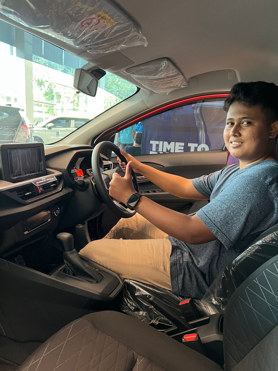ShopeeID's tweet photo. Hari ini, 6 April 2023, Shopee bertemu dengan Kurniawan Eko, satu dari lima pengguna yang beruntung membeli Toyota Agya dengan harga Rp 1. 
Berawal dari iseng, 4 April 2023 Eko mencoba peruntungannya dengan mengikuti promo Flash Sale Akbar Rp 1 di kampanye #ShopeeBigRamadanSale https://t.co/jpBYpBEi46