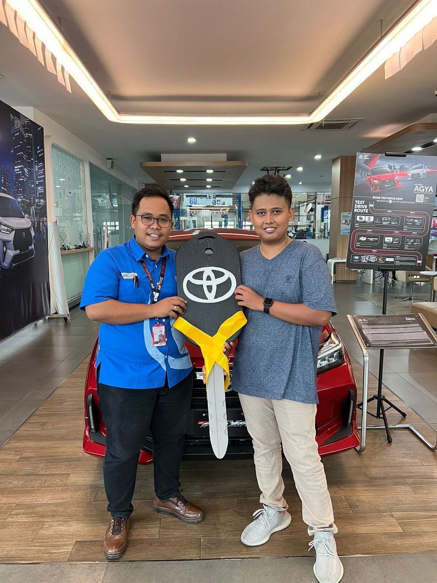 ShopeeID's tweet photo. Hari ini, 6 April 2023, Shopee bertemu dengan Kurniawan Eko, satu dari lima pengguna yang beruntung membeli Toyota Agya dengan harga Rp 1. 
Berawal dari iseng, 4 April 2023 Eko mencoba peruntungannya dengan mengikuti promo Flash Sale Akbar Rp 1 di kampanye #ShopeeBigRamadanSale https://t.co/jpBYpBEi46