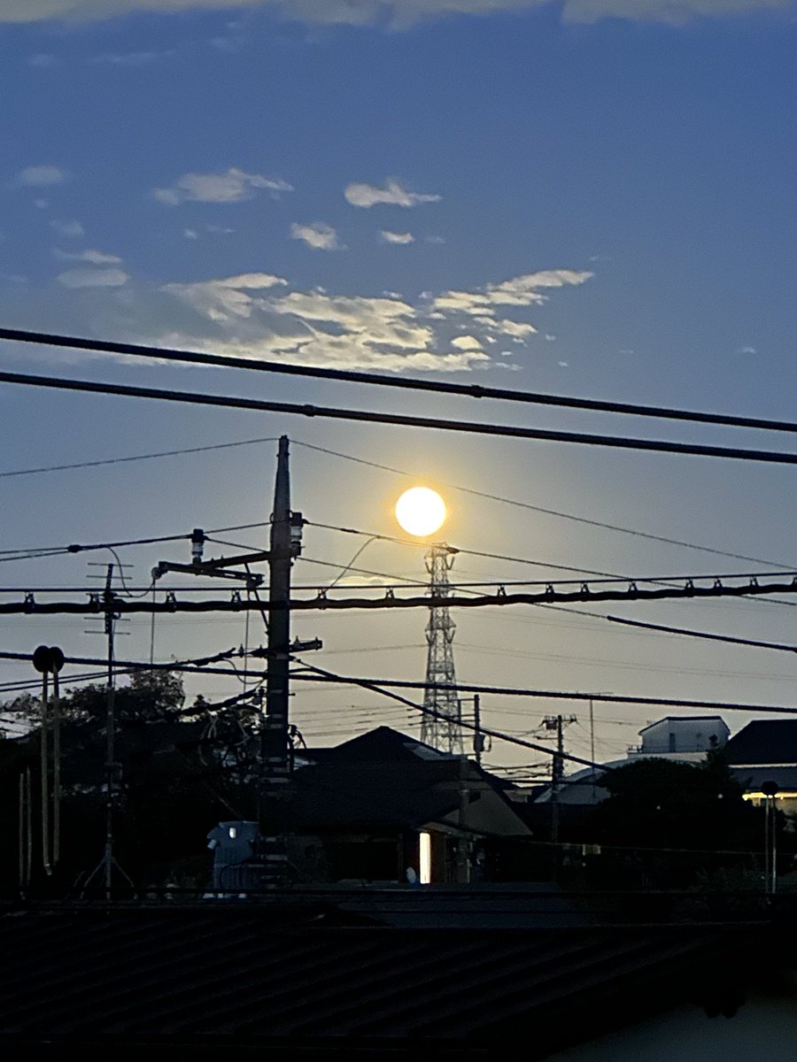 ruiteki_sakaba's tweet photo. 今夜は満月🌕！大きくてオレンジ色の綺麗な月が見えますね。月見で一杯かな！？乾杯です🍻^_^ #満月 #月 #月見で一杯 #花札🎴 #ツイッター晩酌部 https://t.co/lop1GCf0Qc