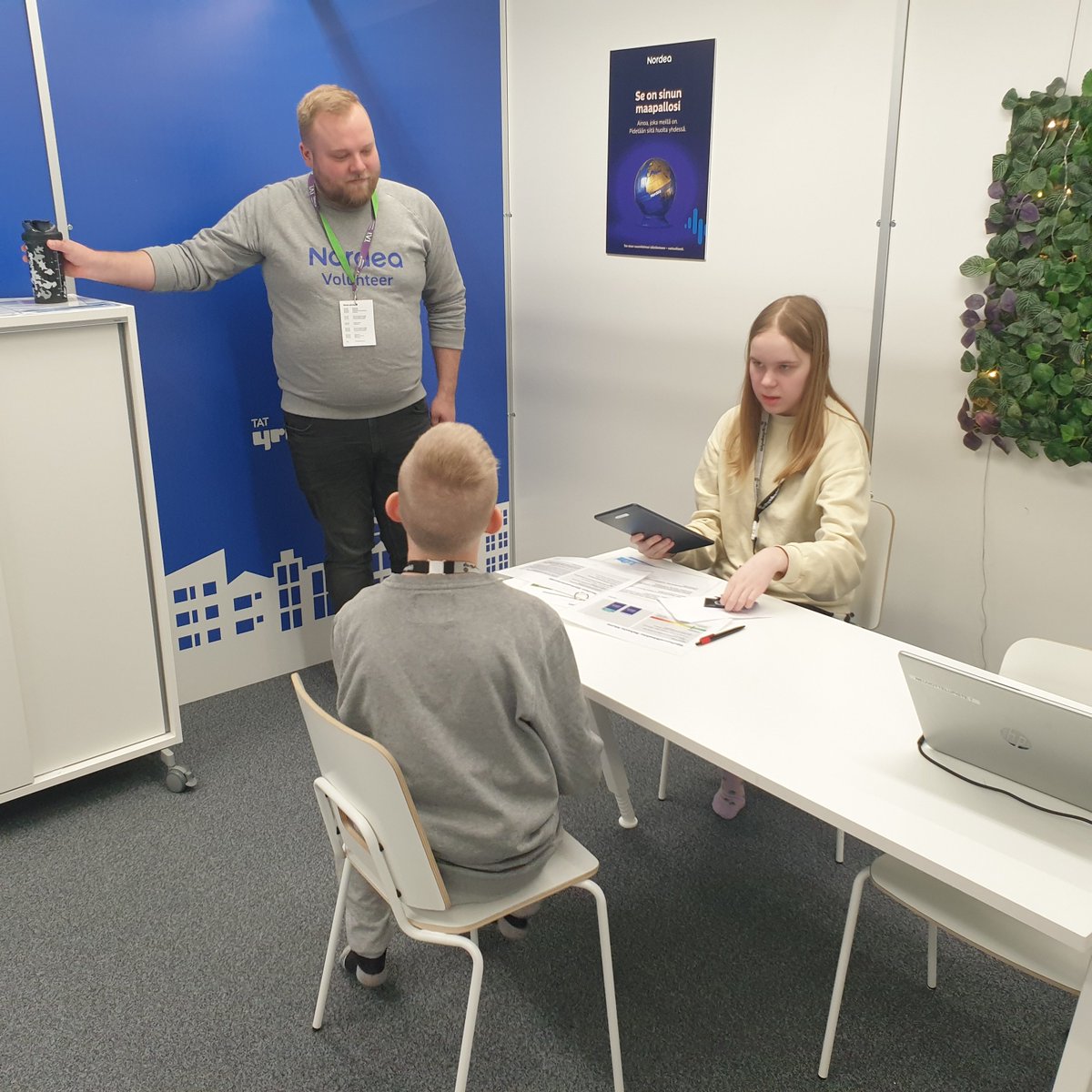 HuuskonenEsa's tweet photo. Vapaaehtoiset @Nordea_FI työntekijät ovat jalkautuneet jälleen @TATtalks 'in @Yrityskyla valtakunnallisesti, toimien oppilaiden apuna päivän askareissa. Mahtava yhteistyön muoto! 🤗 Näistä vapaaehtoisista olisi myös kasvatusalan ammattilaisiksi, iso kiitos! 🔥#yhteiskuntavastuu https://t.co/gZ9fWcu5KO