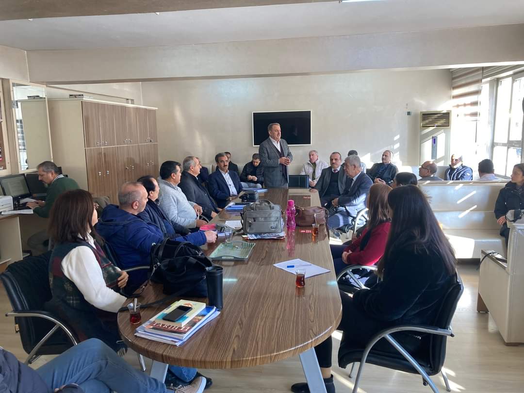 Deprem bölgesinde Kadrolu Sözleşmeli ayrımı yapılmaksızın eğitim çalışanlarının tamamına il içinde yer değişikliği hakkı verilmelidir. Sözleşmeli veya kadrolu kendilerini güvende hissettikleri ilçelere gidip yerleşen eğitim çalışanları bu haktan Mahrum edilmemelidir.
<a href="/tcmeb/">Millî Eğitim Bakanlığı</a>