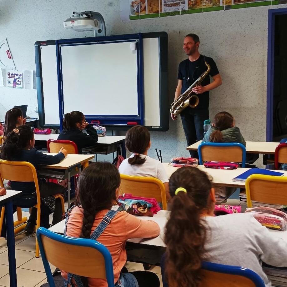 fmsperpignan's tweet photo. LE FESTIVAL À L'ÉCOLE se poursuit avec le saxophoniste Peter Corser à l'École Élémentaire Pont-Neuf. Merci à leur prof Monsieur Bonnidant pour l'accueil
RDV ce soir 20h45 à l'Église des Dominicains pour le concert Lumio🎷
@BonetAndre @MairiePerpignan #eveilmusical #perpignan https://t.co/Nd9J6tIsee