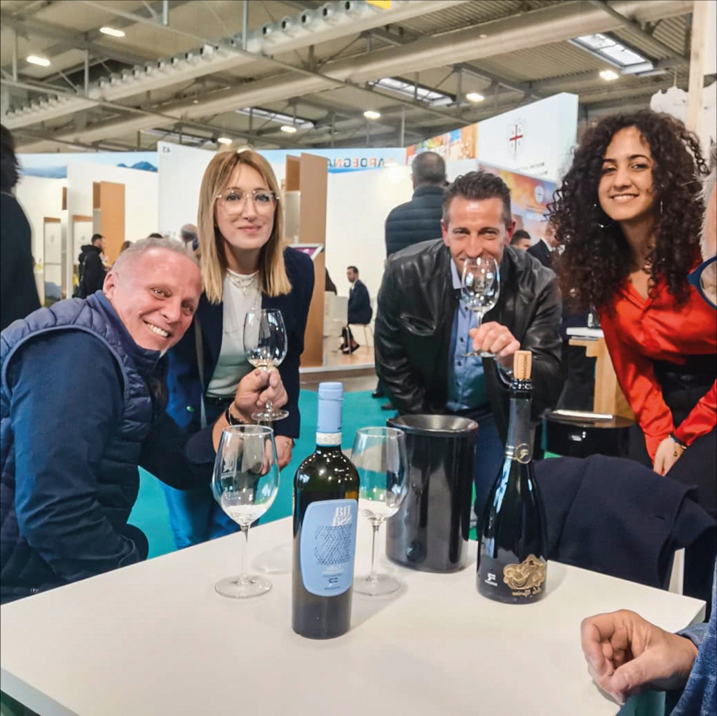 ViniRamaddini's tweet photo. 👋🏻 Salutiamo quest'edizione 2023 di VINITALY insieme a tante amicizie, emozioni e momenti da ricordare.

🍷 Per noi è sempre un piacere vedervi, incontrarvi e raccontarvi la passione che mettiamo ogni giorno dentro un calice di vino. https://t.co/MLEqfZrTS9