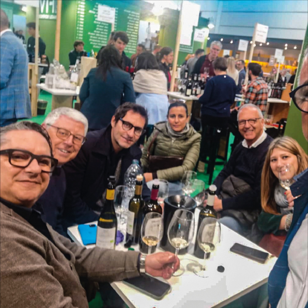 ViniRamaddini's tweet photo. 👋🏻 Salutiamo quest'edizione 2023 di VINITALY insieme a tante amicizie, emozioni e momenti da ricordare.

🍷 Per noi è sempre un piacere vedervi, incontrarvi e raccontarvi la passione che mettiamo ogni giorno dentro un calice di vino. https://t.co/MLEqfZrTS9