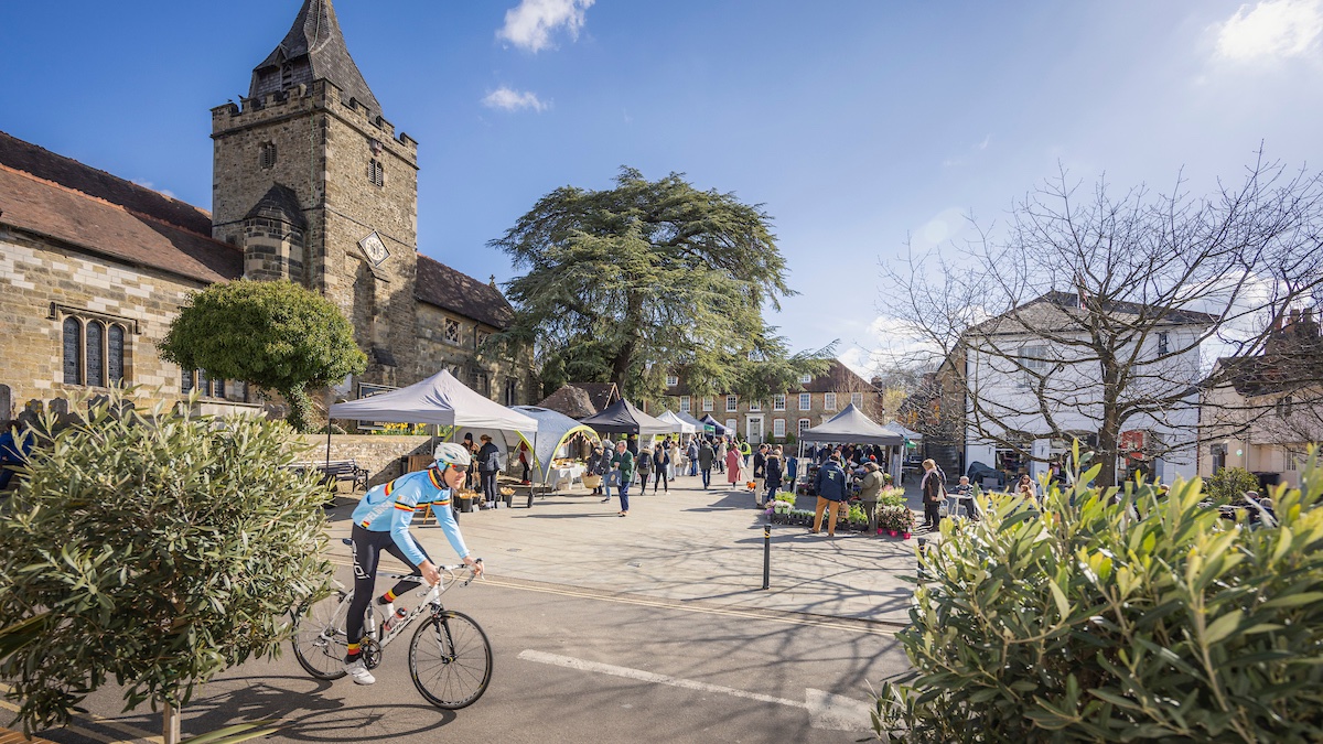 Midhurst needs your support after fire damage closed the main road through town. Come and explore interesting shops, great pubs and cafes, historic architecture and more. Car parks are accessible AND free. thegreatsussexway.org/about-the-area… 📸Chris Ison