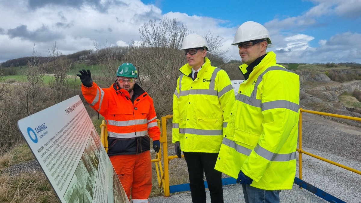 Great to welcome <a href="/Bill_Esterson/">Bill Esterson</a> to our site last week ⛰️ Joined by <a href="/Jon4HighPeak/">Jon Pearce MP</a>, Mr Esterson learnt about our quarrying, cement &amp; lime operations, as well as innovations &amp; ambitions supporting the transition to #NetZero. 

More details &gt; orlo.uk/TunsteadVisit_…