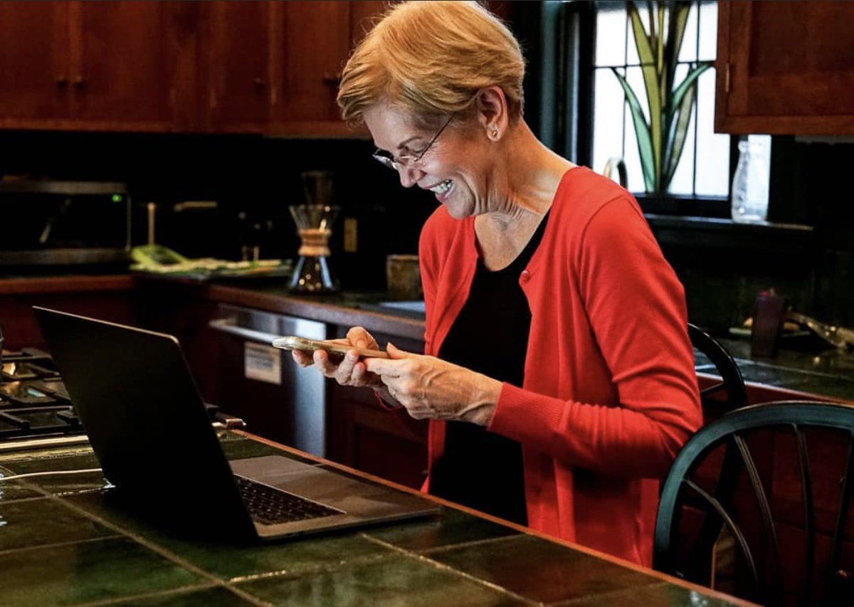 kian_sasan's tweet photo. Ironie des Schicksals! Ausgerechnet die Anti-Bitcoin US-Senatorin Elizabeth Warren hat eine Kopie des #Bitcoin Whitepapers auf ihrem persönlichen MacBook. Wer hätte das gedacht? 😄

Danke @Apple 🫡 https://t.co/5jA9C4QRE4