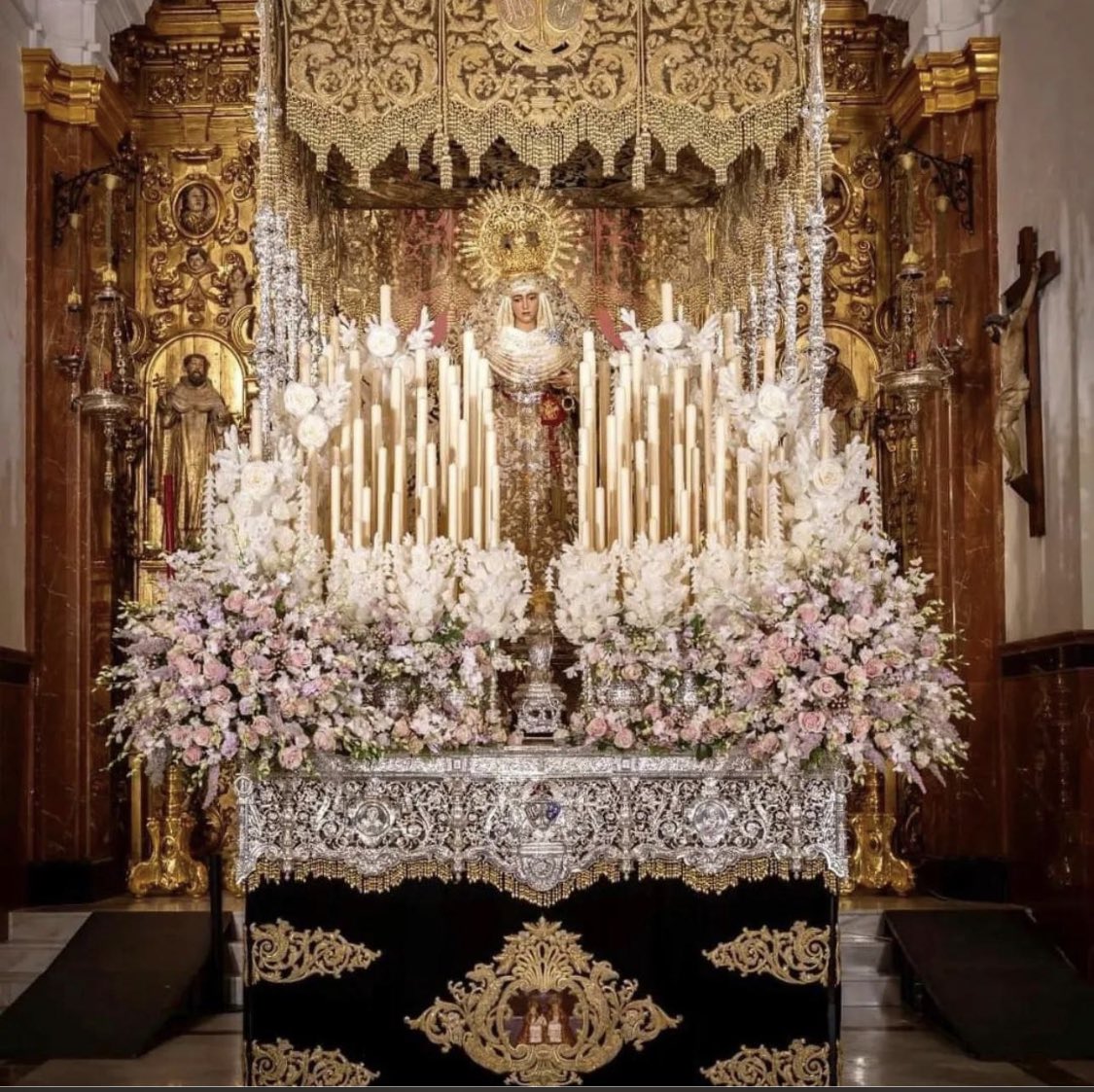 Coro_JulioPardo's tweet photo. Hoy vuelve a ser un día especial. Hoy volvemos a la madrugá a cantarle a la señora @EspDeTriana pero en esta ocasión será a la salida para que el jefe nos escuche desde primera fila. #PurezaMarinera #EternoJulioPardo https://t.co/sDZLXzaK4w