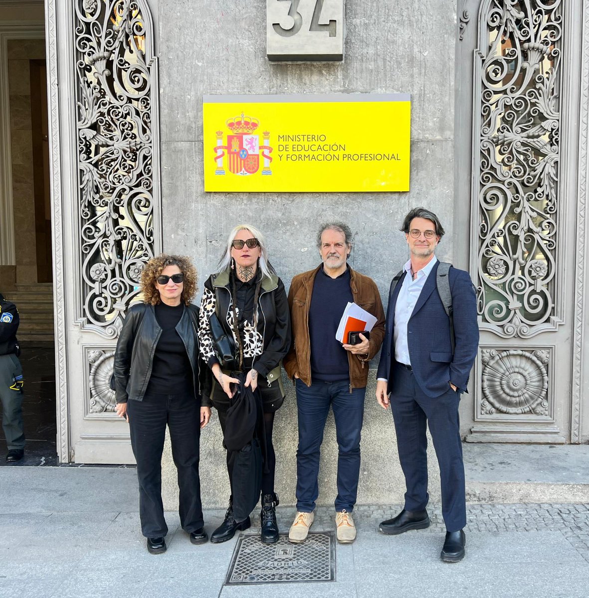 Seguimos trabajando para conseguir las titulaciones específicas en la FP de los técnicos.

El 21 de marzo en el Ministerio de Educación representantes del Sector de las Artes Escénicas y de la Música, Mesa Mercartes, PEATE, AMPE, FAETEDA, EsMusica, CTE, Ministerio de Cultura.