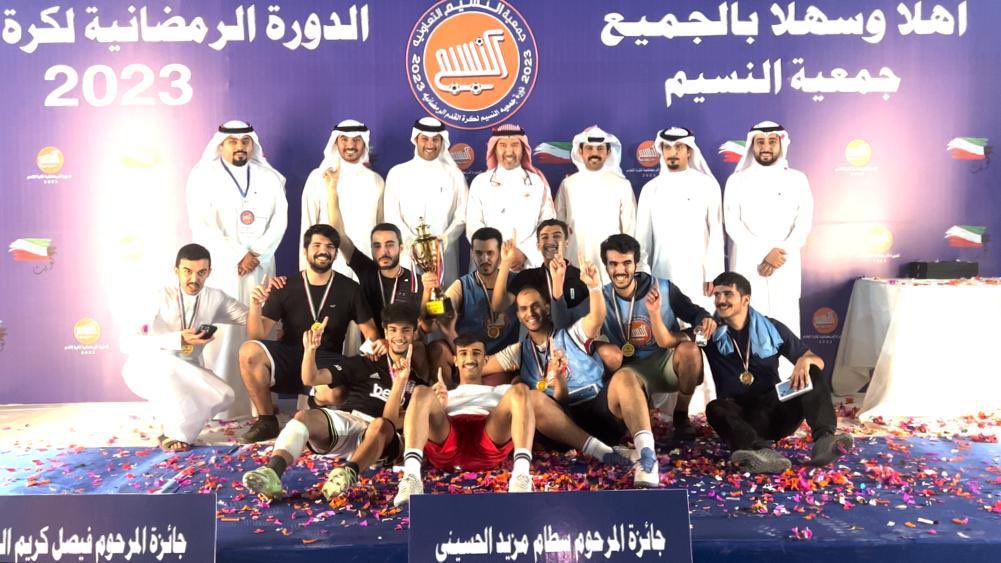 صورة للفريق الفائز بلقب #بطولة_جمعية_النسيم_الرمضانية مع السادة رئيس المجلس أحمد السعيدي ونائب الرئيس محمد الحسيني وأمين السر حمد العنزي وأمين الصندوق عبدالله الشمري ورئيس لجنة المشتريات أحمد السليماني ورئيس اللجنة الإدارية والمالية عبدالرحمن السليماني والمدير العام فلاح الرجعان