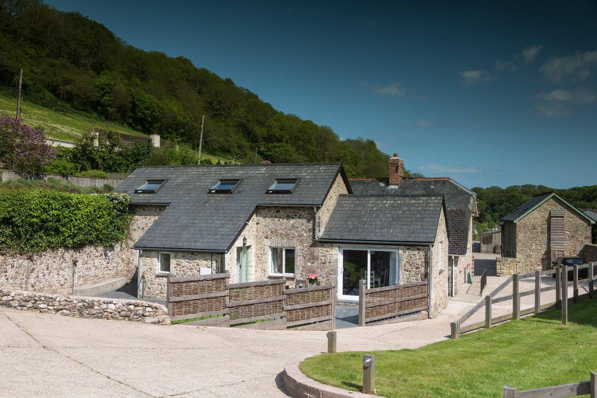 WeAcceptPets's tweet image. Explore the coastal footpath with your four legged friend when you stay at Pitt Farm Cottages. These beautiful barns are located in the heart of East Devon, perfect for walking.
weacceptpets.co.uk/Devon/3700 
#Branscombe #Seaton #Devon #Coastal #Walking #DogsWelcome #HolidayCottages