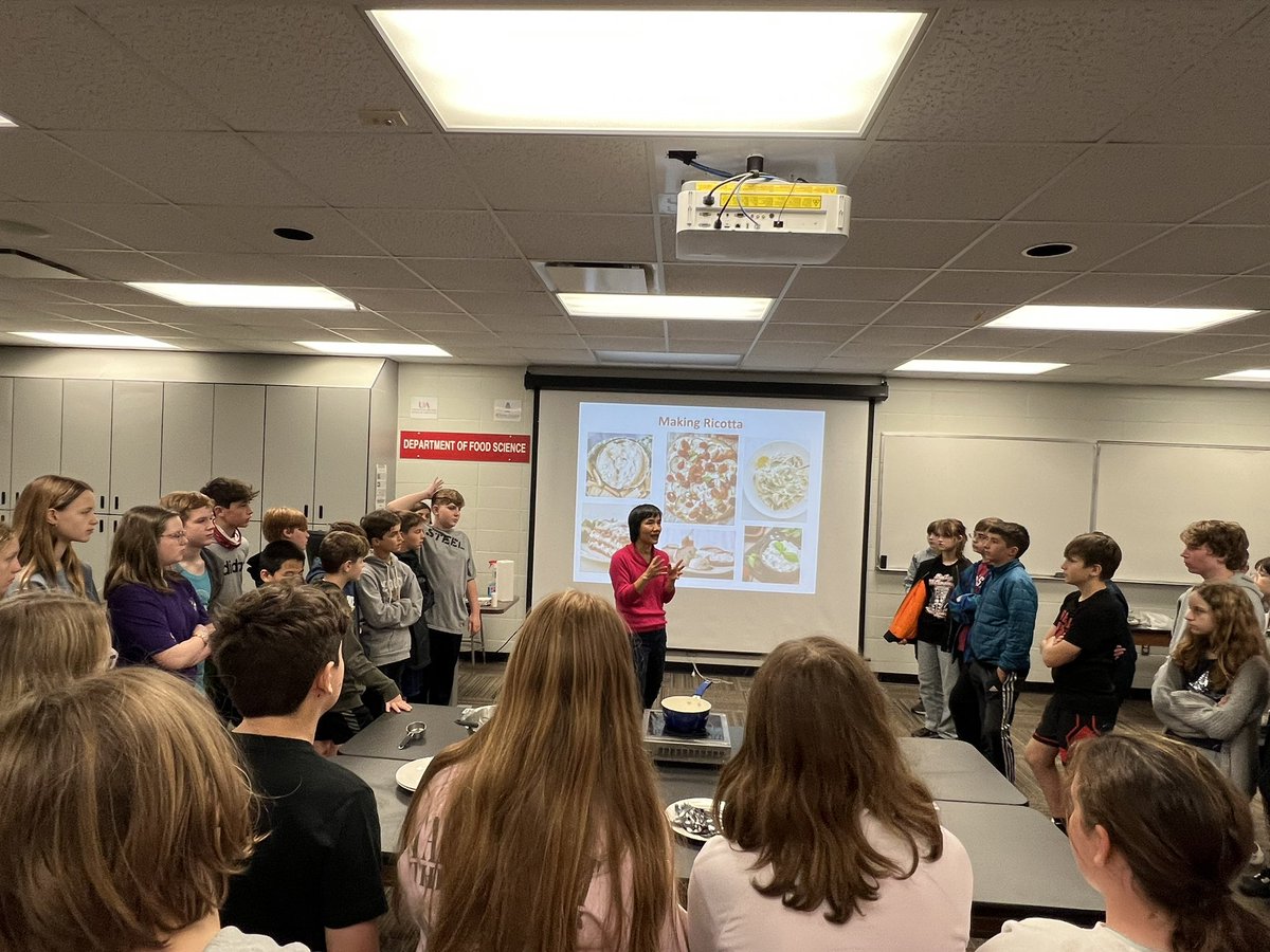 McNairMiddleSch's tweet photo. McNair GT had a great time learning about sustainability and the Food Science industry at the University of Arkansas yesterday. #mustangsrun #rockitout #expertsinthefield #communitypartnerships @uarkansas https://t.co/6wRYe9do4g