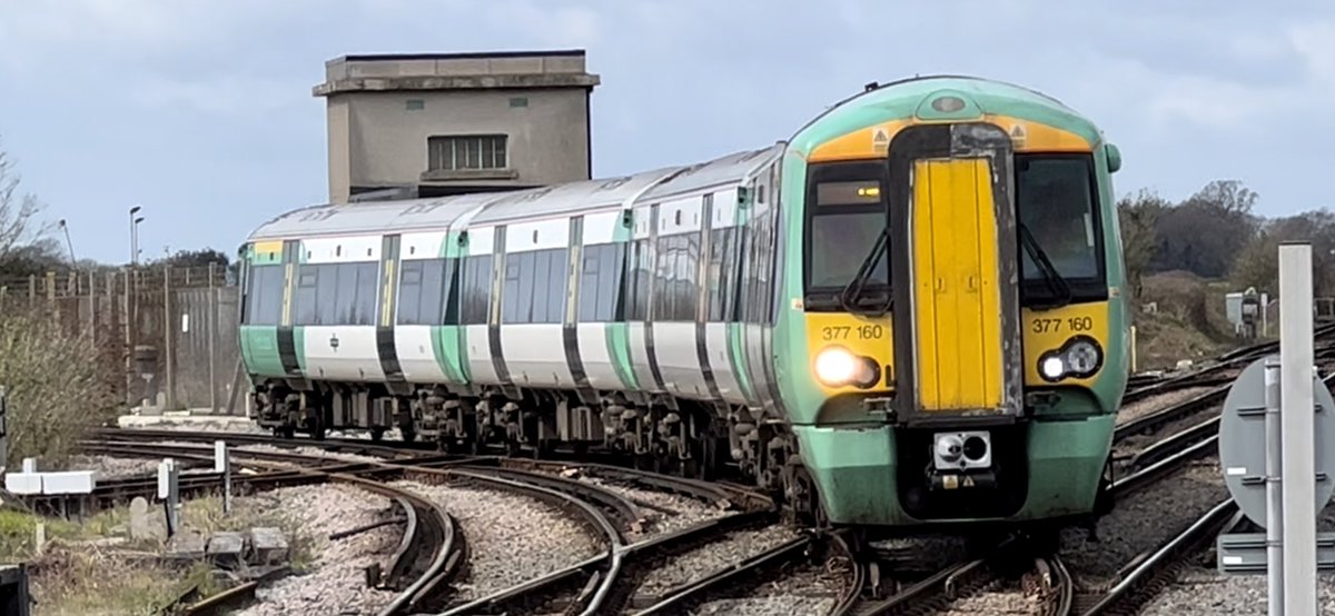 PlatformEdge1's tweet image. Morning from Barnham 👋

Thought I should try the class 313s before they go to scrap so whilst I wait for one here is 377160 arriving in heading to London Victoria #Class377