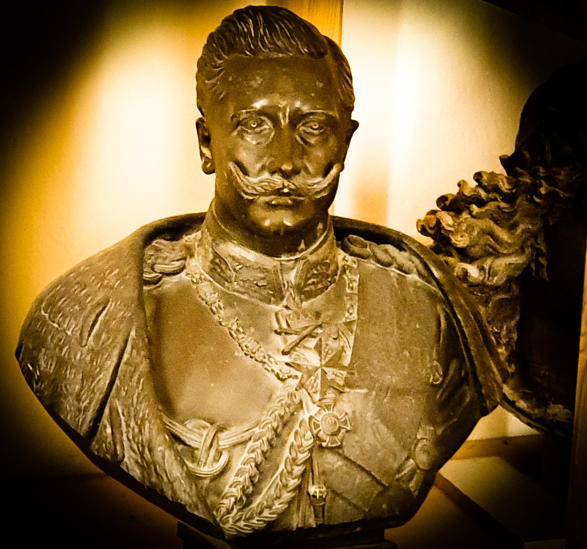 In #Münster sind die Bilderstürmer wieder unterwegs. #Wilhelm passt nicht mehr zur #Universität. Das #Kaiserreich war der modernste Staat Europas, seine Zeit eine Blütezeit deutscher #Wissenschaft. Jeder dritte naturwissenschaftliche #Nobelpreis ging nach Deutschland. Der #Kaiser