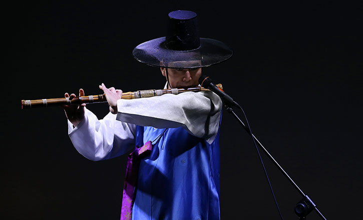 eternalhyyh's tweet photo. Just noticed the band at the back are actually using Traditional Korean Music Instruments!!!! 😭

[L to R]
1. Daegeum (giant bamboo flute)
2. Haegeum (traditional fiddle)
3. Gayageum (Korean zither)

first Daechwita and now this! It's gonna be absolutely amazing https://t.co/BnUPQHHTXw