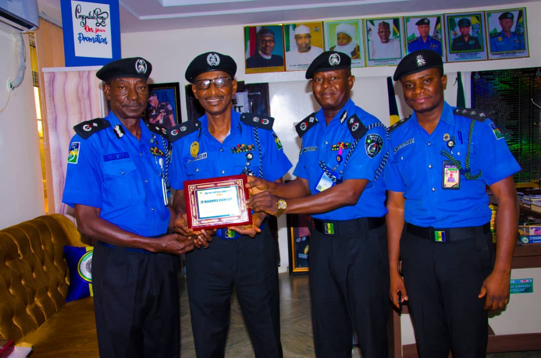 SKS_PoliceNG's tweet photo. #Photonews: CP Muhammed Usaini Gumel FIPMA,psc badged an award from Coalition of Northern Journalist Forum(CONJOF) in recognition of his commitment and professionalism display during the just Concluded 2023 Gubernatorial and State House of Assembly Elections in Kano State. https://t.co/8KQ4F1Manj