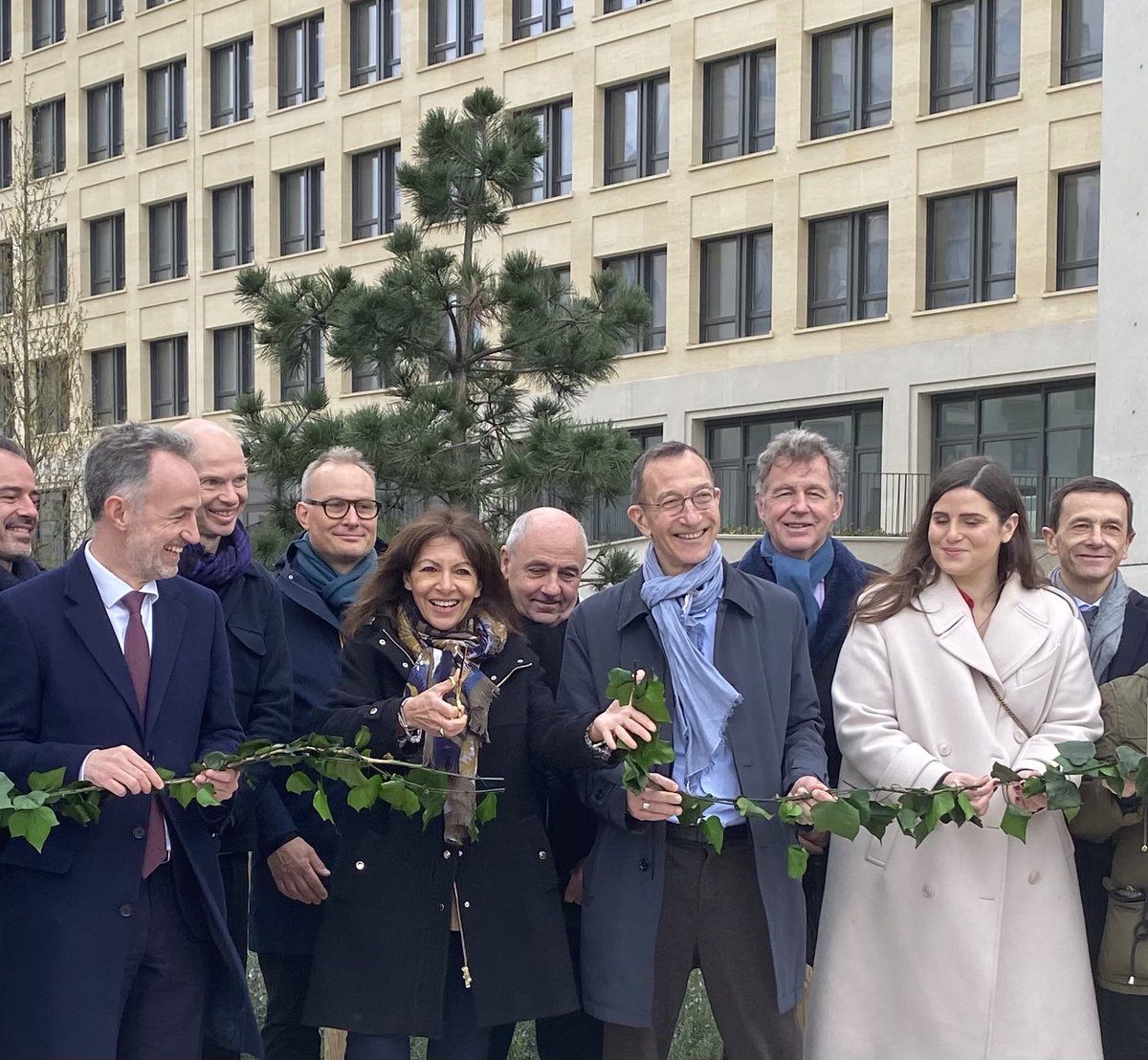 OWigniolle's tweet photo. Inauguration ce matin de la résidence Arpej dans l’Ilot Fertile à Paris 19eme avec Anne Hidalgo, Emmanuel Gregoire et François Dagnaud.  163 logements étudiants dans Paris, au pied du métro et du RER, dans un quartier bas carbone : le top ! Merci à ICF La Sablière notre bailleur. https://t.co/msawA15xyM