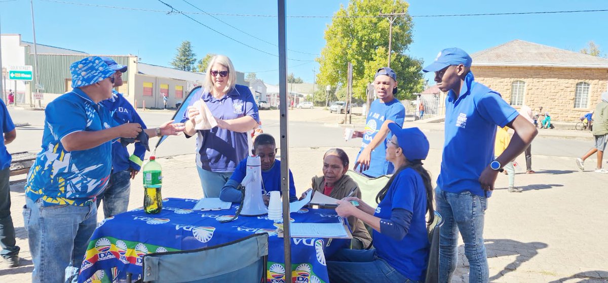 DAEasternCape's tweet image. New Horizon Constituency Leader, Marina van Zyl, Cllr Garry Magcai, Cllr John Shaw, Cllr Matthee Nel are out and about today doing, voter registration, interacting with voters, boerewors roll fundraising and membership drive! #DAdifference
#dagetsthingsdone