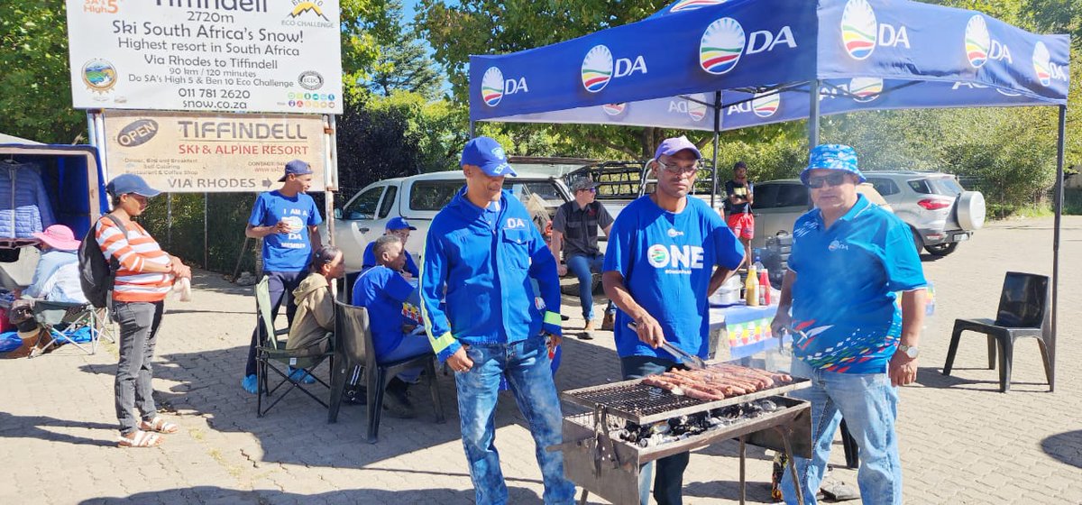 DAEasternCape's tweet image. New Horizon Constituency Leader, Marina van Zyl, Cllr Garry Magcai, Cllr John Shaw, Cllr Matthee Nel are out and about today doing, voter registration, interacting with voters, boerewors roll fundraising and membership drive! #DAdifference
#dagetsthingsdone