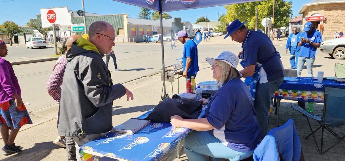 DAEasternCape's tweet image. New Horizon Constituency Leader, Marina van Zyl, Cllr Garry Magcai, Cllr John Shaw, Cllr Matthee Nel are out and about today doing, voter registration, interacting with voters, boerewors roll fundraising and membership drive! #DAdifference
#dagetsthingsdone