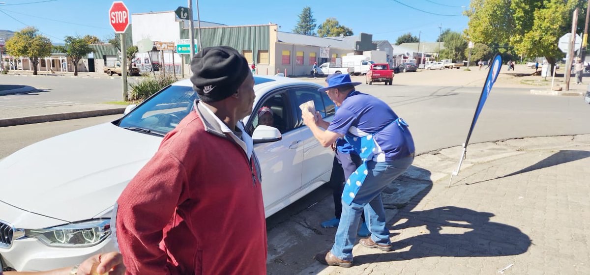 DAEasternCape's tweet image. New Horizon Constituency Leader, Marina van Zyl, Cllr Garry Magcai, Cllr John Shaw, Cllr Matthee Nel are out and about today doing, voter registration, interacting with voters, boerewors roll fundraising and membership drive! #DAdifference
#dagetsthingsdone