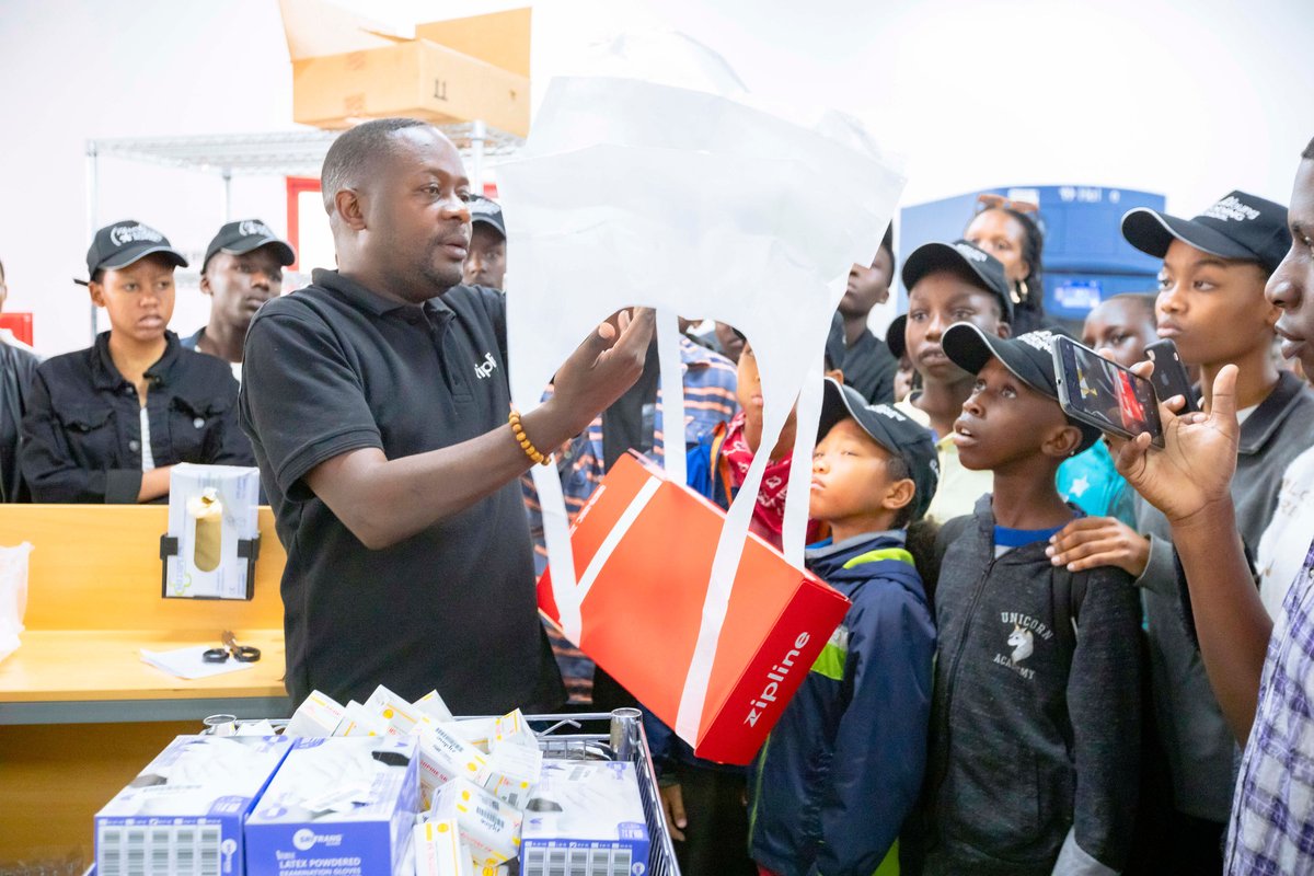ThinkYoungNGO's tweet image. 📣 Yesterday, #ThinkYoungCodingSchool&apos;s students ended the day with an exciting visit to @ZiplineRwanda, where they learned how drones are used to deliver primary needs, such as blood, around the country! 🛩️🪂