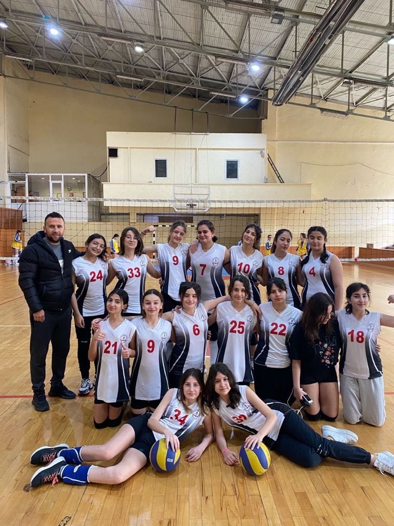 Avcılar ilçesi yıldız voleybol müsabakası inönü ortaokulu 2- 0 şehit Tahsin Gerekli ....Bu galibiyetle takımımız  grupta ikinci olmuştur takımımızı kutluyor, başarılar diliyoruz.<a href="/Avcilarilcemem/">Avcılar İlçe Millî Eğitim Müdürlüğü</a>