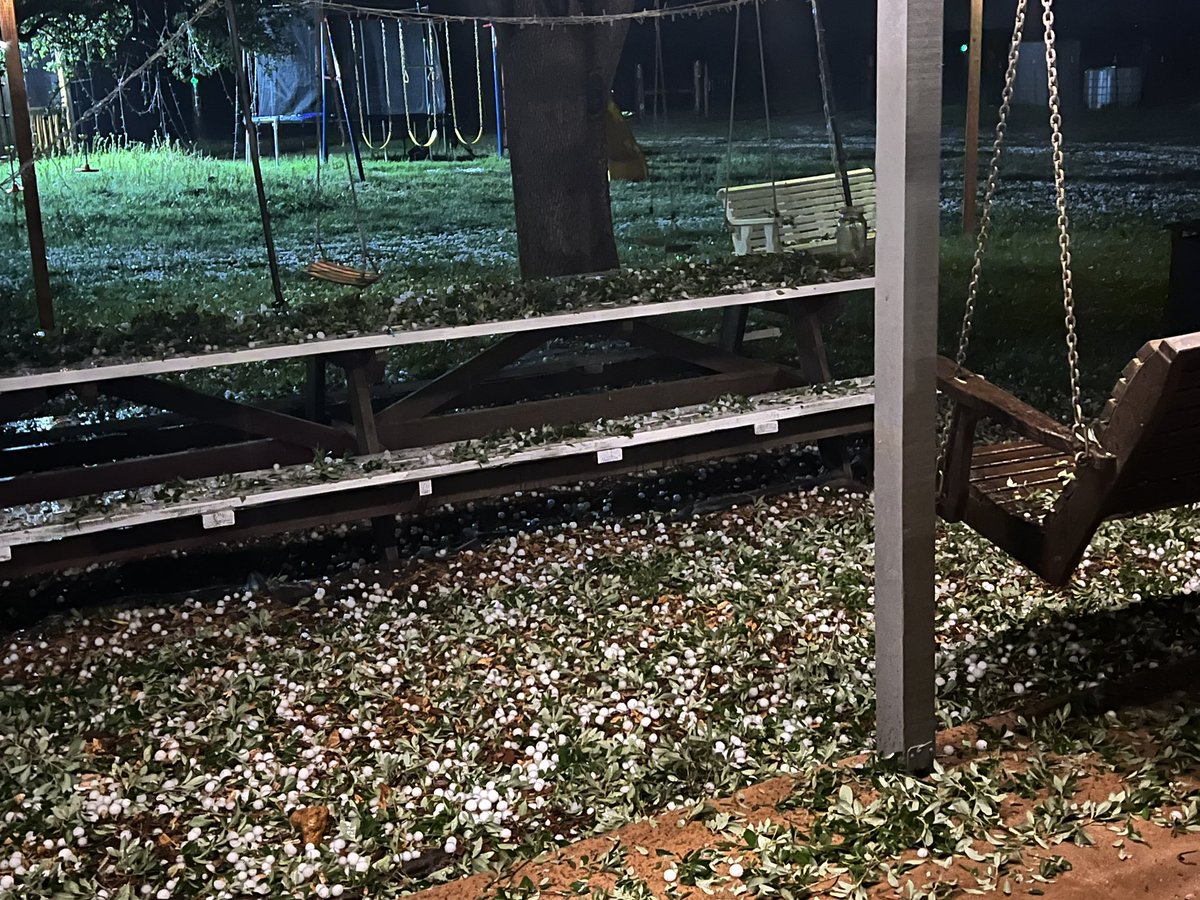 shannonivey's tweet photo. Be careful, y’all, it’s hailing in #Seguin#Texas @ksatnews @KENS5 @1200WOAI @TPRNews https://t.co/50nL5oRuGI