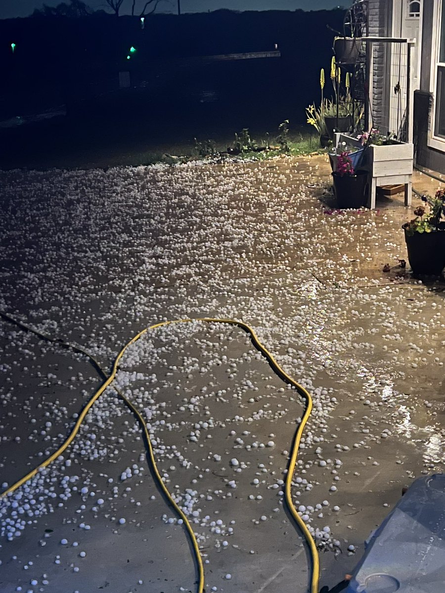 shannonivey's tweet photo. Be careful, y’all, it’s hailing in #Seguin#Texas @ksatnews @KENS5 @1200WOAI @TPRNews https://t.co/50nL5oRuGI