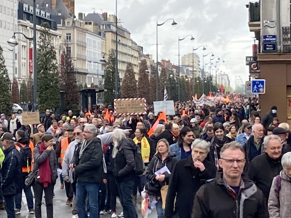 maylenF3's tweet image. #reformedeseetraites #rennes Malgré la pluie, 20 000 personnes (selon l’intersyndicale) ont défilé et demandé une nouvelle fois le retrait de la réforme des retraites dans une ambiance bon enfant.
La préfecture annonce, quant à elle, 8500 manifestants.