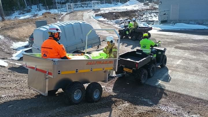 kymenpelastus's tweet photo. Pelastus ja ensihoito ovat yhdessä harjoitelleet ihmisen pelastamista maastosta Kouvolan paloasemalla. Vikkokoulutuksen tavoitteena ovat olleet uusien mönkijöiden kanssa ajoharjoittelu sekä potilaan lämpötalous.  #yhdessä #KymenHva #akuuttipalvelut #pelastuslaitos https://t.co/Rua55yFG2B