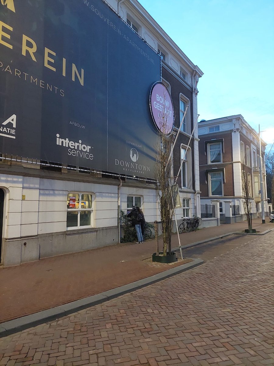 Terwijl er een grote woningnood is in Den Haag staan veel grote panden in het centrum leeg. Daarom vragen wij 'waarom woont hier niemand?'

Wil jij ook in actie komen tegen de woningmarkt en voor volkshuisvesting? Sluit je dan aan bij de SP Jongeren!