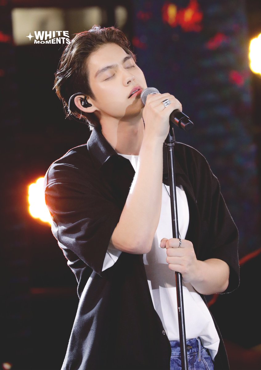 WHITE MOMENTS tweet media