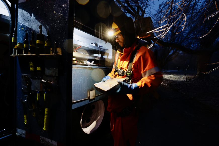 hydroquebec's tweet photo. Plus de 1 million de clients sont en #panne ce matin à la suite de l’épisode de pluie verglaçante de mercredi. Les travaux se sont poursuivis au courant de la nuit et aujourd'hui, nous pouvons compter sur 1000 employés terrain. Malgré une importante force de frappe, comme l’événement météo n’est pas terminé, de nouvelles pannes peuvent encore se déclencher.

Les régions les plus touchées actuellement sont #Montréal, la #Montérégie, l’#Outaouais, les #Laurentides, #Laval, #Lanaudière, Centre du #Québec et l’#Estrie.

Il nous est difficile de fournir des délais de rétablissement précis. Nos équipes prennent connaissance des travaux à effectuer au fur et à mesure qu’ils progressent sur le terrain. En plus des monteurs et jointeurs, des élagueurs, des planteurs et du personnel de soutien pour de l’approvisionnement, de la logistique et du support administratif sont déployés.

Nous sommes confiants de pouvoir rétablir le courant pour une partie de la clientèle impactée aujourd’hui. Malheureusement, il faut déjà prévoir que certains clients seront encore privés de courant vendredi et ce week-end. Nous assurerons une présence sur le terrain tant et aussi longtemps qu'il restera des clients en panne. Un point de presse aura lieu à 11h pour faire le point sur la situation. Merci de votre patience.