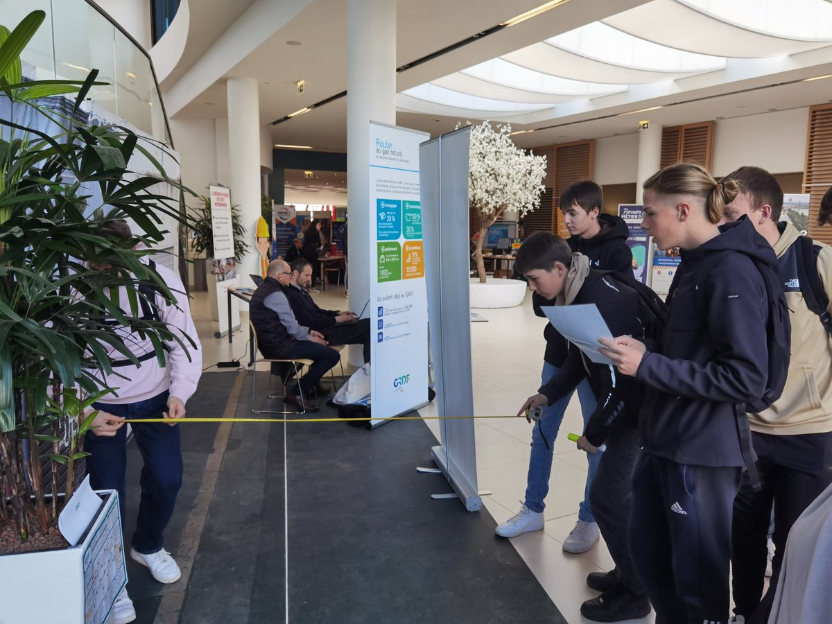 courpopo's tweet photo. @GRDF en direct de Preventech Caen. Atelier prévention rue du marquage. L'école du TP de Normandie en action @AurelieQuesnot7 https://t.co/m1cGzGFGev