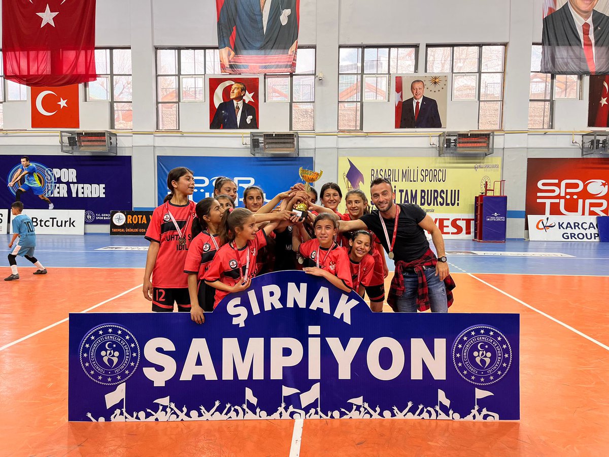 idil_ilcemem's tweet photo. Okul Sporları Yıldız Kızlar Futsal M��sabakaları’nda Şırnak genelinde gerçekleşen mücadelelerde rakiplerini geride bırakarak 🥇 kazanan Ulak Ortaokulu öğrencilerimiz, ilimizi bölge müsabakasında temsil edecektir@tcmeb
@valiosmanbilgin
@RefikOzsoy
@sirnakmem73
@Mirzacazim
@byigit78 https://t.co/4aUfxvMeCJ