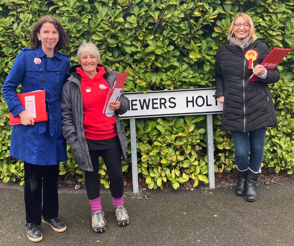 AnnelieseDodds's tweet photo. Great to be out and about yesterday on the #LabourDoorstep with great @BolsoverLabour  activists. 

We had lots of great conversations with local people.

Many keen to apply for postal votes, to ensure they can cast their vote for Labour in May whatever happens on the day 🌹🖊️✉️ https://t.co/P7HsSwpr8k