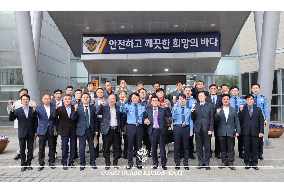 동해지방해양경찰청은 지난 5일 동해청 대회의실에서 상반기 정책자문위원회 정기회의를 개최했습니다. 동해청은 정책자문위원회와 국민의 목소리에 더 귀기울여 국민이 체감할 수 있는 정책을 펼치겠습니다!
#정책자문위원회#국민의목소리#국민이체감할수있는정책#국민의해양경찰