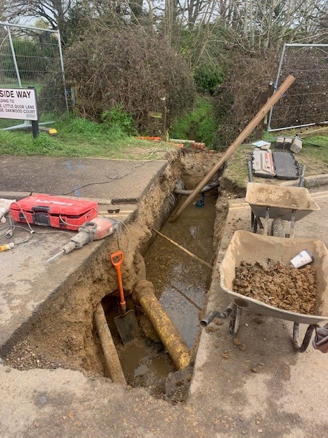johnoflynnEA's tweet photo. #HampshireAssetTeam working with @hantsconnect & @SouthernWater to install additional culverts on #BrooksideWay to reduce future flood risk to residents in #WestEnd. #floodaware @EastleighBC @cllrGomer https://t.co/w1ffn7j6qt